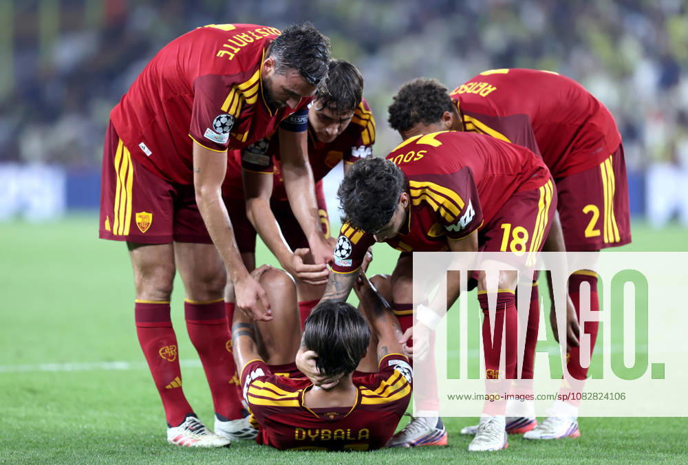 Fenerbahce v AS Roma - UEFA Champions League ISTANBUL, TURKIYE - SEPTEMBER 10: Roma players help their teammate Paulo Dybala (21) after he falls to the ground during the UEFA Champions League match between Fenerbahce and Roma at Chobani Stadium in Istanbul, Turkiye, on September 10, 2026. Ali Atmaca Anadolu Istanbul Turkey. Editorial use only. Please get in touch for any other usage.