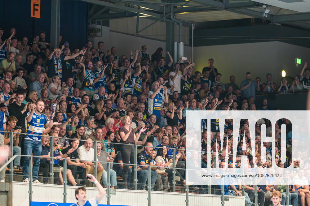 Fans aus Eisenach springen beim Jubel auf und feiern. GER, ThSV Eisenach gegen SG BBM Bietigheim, 1. Opel Handballbundesliga, Handball, 4.Spieltag, Saison 2026 2027, 19.00 Uhr, 10.09.2026 GER, ThSV Eisenach gegen SG BBM Bietigheim, 1. Opel Handballbundesliga, Handball, 4.Spieltag, Saison 2026 2027, 19.00 Uhr, 10.09.2026 Eisenach