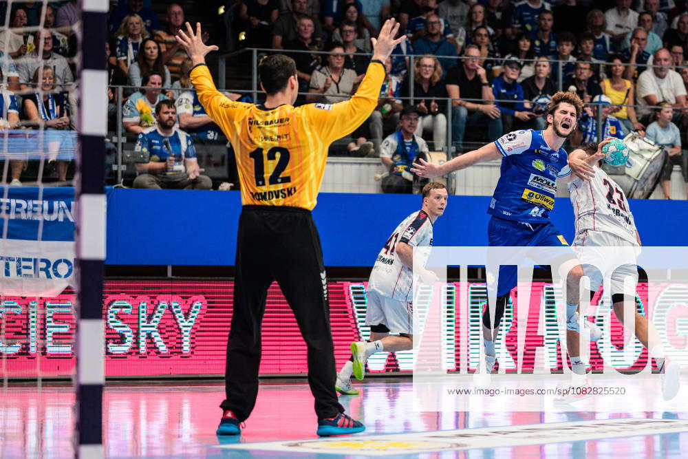 Stephan Seitz (ThSV Eisenach, 44) wird von Marcus Norrbrink (SG BBM Bietigheim, 23) im Wurfarm gehalten. Martin Tomovski (SG BBM Bietigheim, 12) GER, ThSV Eisenach gegen SG BBM Bietigheim, 1. Opel Handballbundesliga, Handball, 4.Spieltag, Saison 2026 2027, 19.00 Uhr, 10.09.2026 GER, ThSV Eisenach gegen SG BBM Bietigheim, 1. Opel Handballbundesliga, Handball, 4.Spieltag, Saison 2026 2027, 19.00 Uhr, 10.09.2026 Eisenach