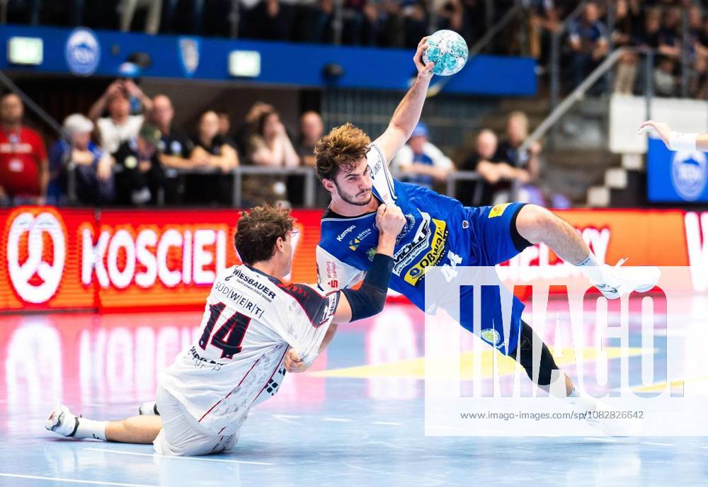 Handball Opel Handball 1. Bundesliga Saison 2026 - 2027 Werner Assmann Halle 4. Spieltag ThSV Eisenach - SG BBM Bietigheim im Foto: Stephan Seitz 44 (ThSV Eisenach) im Zweikampf mit Fynn Nicolaus 14 (SG BBM Bietigheim)( Deutschland Thueringen Eisenach