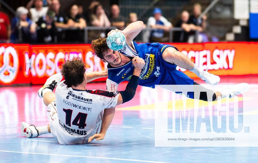 Handball Opel Handball 1. Bundesliga Saison 2026 - 2027 Werner Assmann Halle 4. Spieltag ThSV Eisenach - SG BBM Bietigheim im Foto: Stephan Seitz 44 (ThSV Eisenach) im Zweikampf mit Fynn Nicolaus 14 (SG BBM Bietigheim)( Deutschland Thueringen Eisenach