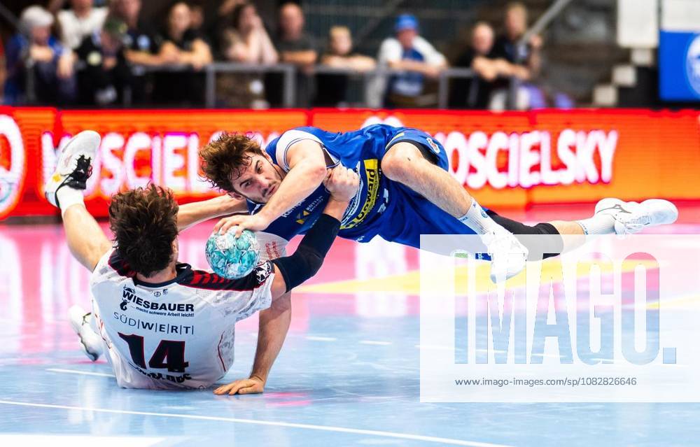 Handball Opel Handball 1. Bundesliga Saison 2026 - 2027 Werner Assmann Halle 4. Spieltag ThSV Eisenach - SG BBM Bietigheim im Foto: Stephan Seitz 44 (ThSV Eisenach) im Zweikampf mit Fynn Nicolaus 14 (SG BBM Bietigheim)( Deutschland Thueringen Eisenach