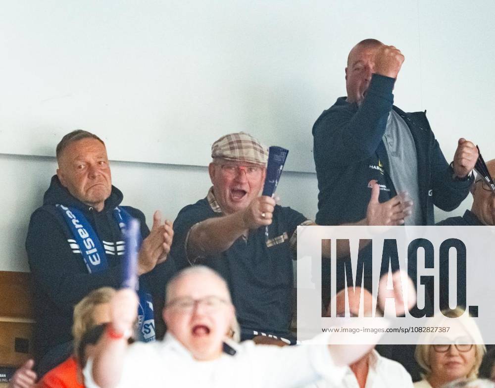 Handball Opel Handball 1. Bundesliga Saison 2026 - 2027 Werner Assmann Halle 4. Spieltag ThSV Eisenach - SG BBM Bietigheim im Foto: RWE-Legende Jürgen Heun jubelt auf der Tribüne ( Deutschland Thueringen Eisenach