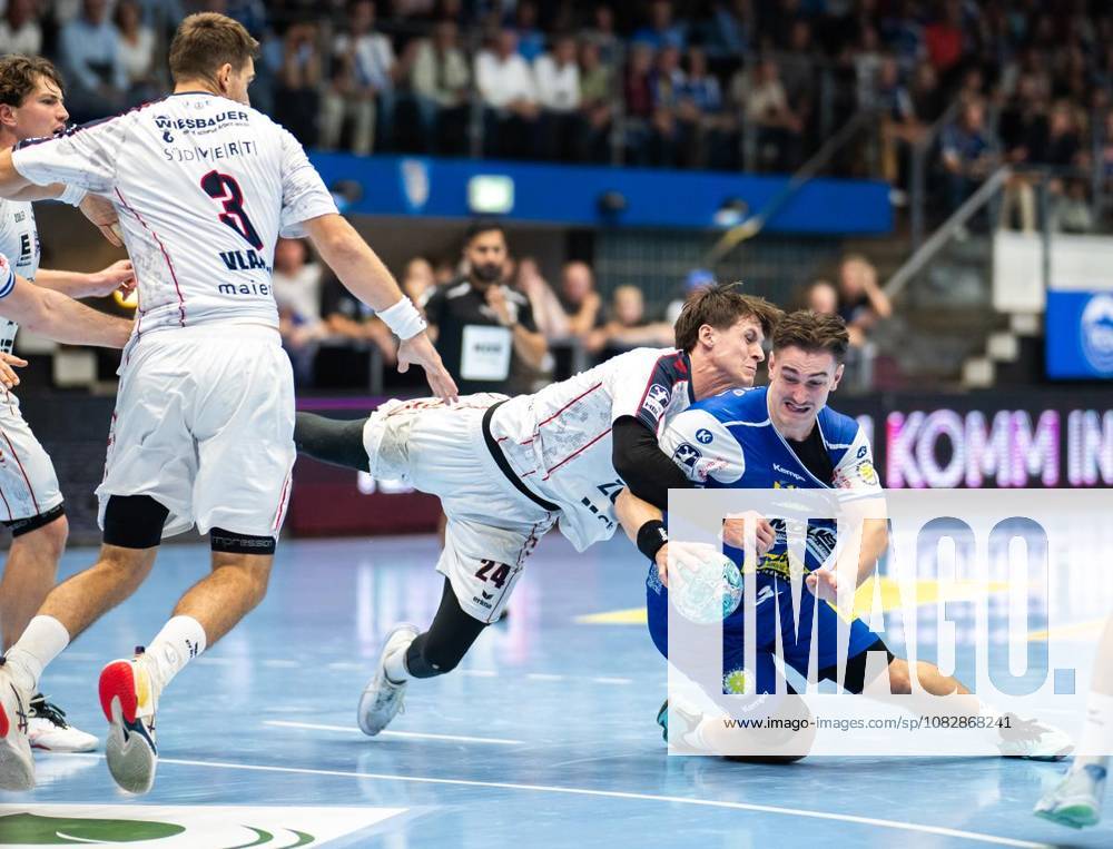 Handball Opel Handball 1. Bundesliga Saison 2026 - 2027 Werner Assmann Halle 4. Spieltag ThSV Eisenach - SG BBM Bietigheim im Foto: Felix Aellen 22 (ThSV Eisenach) im Zweikampf mit Maxim Orlov 24 (SG BBM Bietigheim) ( Deutschland Thueringen Eisenach