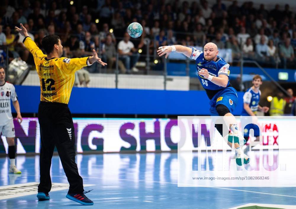 Handball Opel Handball 1. Bundesliga Saison 2026 - 2027 Werner Assmann Halle 4. Spieltag ThSV Eisenach - SG BBM Bietigheim im Foto: Peter Walz 14 (ThSV Eisenach) im Zweikampf mit Torhüter Martin Tomovski 12 (SG BBM Bietigheim) ( Deutschland Thueringen Eisenach