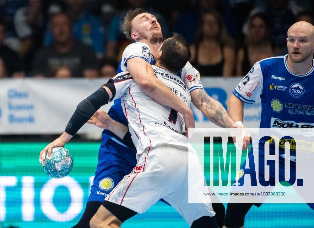 Handball Opel Handball 1. Bundesliga Saison 2026 - 2027 Werner Assmann Halle 4. Spieltag ThSV Eisenach - SG BBM Bietigheim im Foto: Dominik Solak 30 (ThSV Eisenach) prallt mit Dominik Claus 7 (SG BBM Bietigheim) zusammen ( Deutschland Thueringen Eisenach