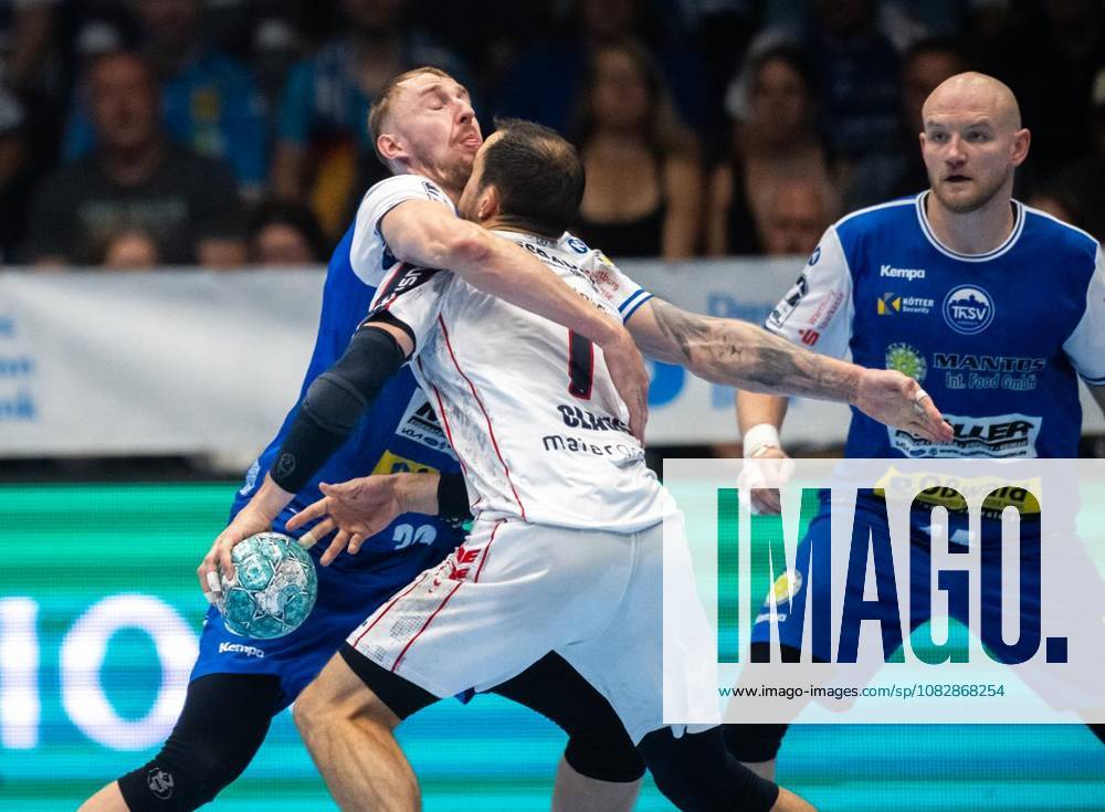 Handball Opel Handball 1. Bundesliga Saison 2026 - 2027 Werner Assmann Halle 4. Spieltag ThSV Eisenach - SG BBM Bietigheim im Foto: Dominik Solak 30 (ThSV Eisenach) prallt mit Dominik Claus 7 (SG BBM Bietigheim) zusammen ( Deutschland Thueringen Eisenach