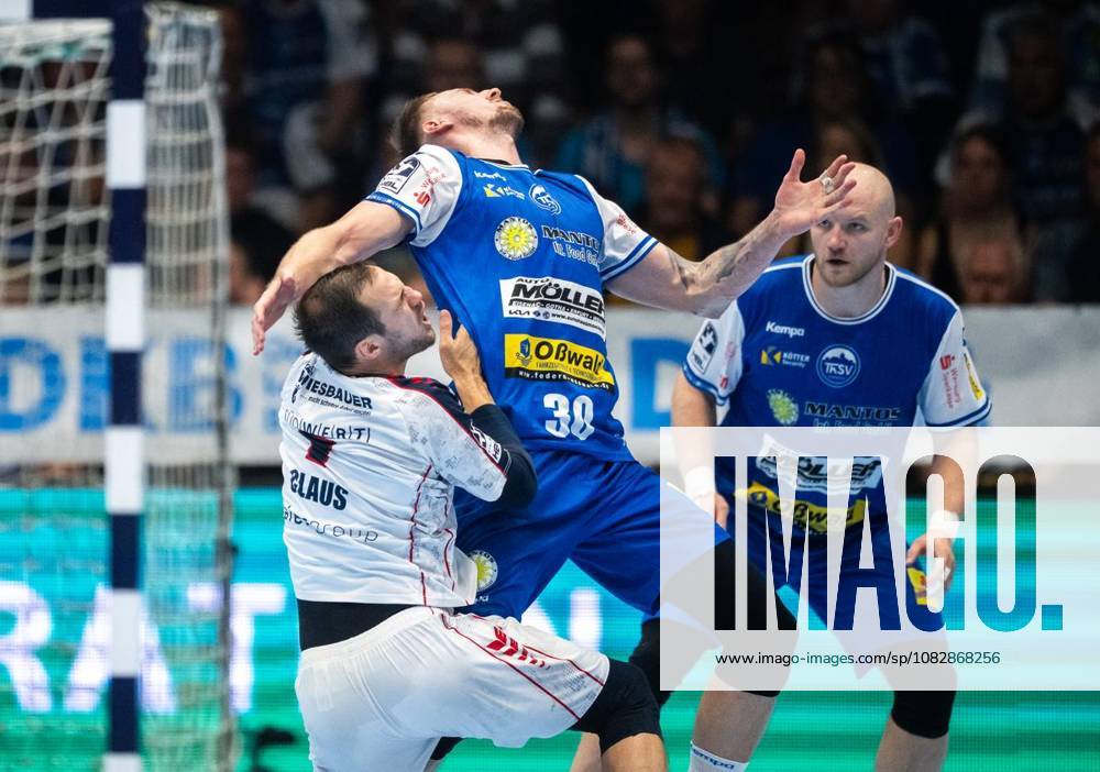 Handball Opel Handball 1. Bundesliga Saison 2026 - 2027 Werner Assmann Halle 4. Spieltag ThSV Eisenach - SG BBM Bietigheim im Foto: Dominik Solak 30 (ThSV Eisenach) prallt mit Dominik Claus 7 (SG BBM Bietigheim) zusammen ( Deutschland Thueringen Eisenach