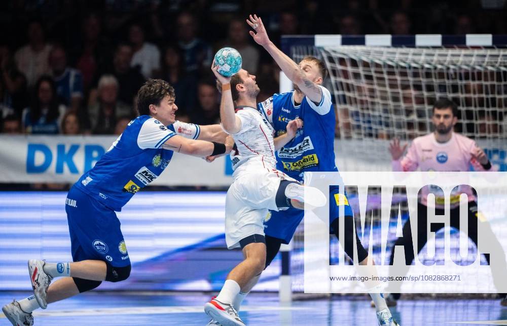 Handball Opel Handball 1. Bundesliga Saison 2026 - 2027 Werner Assmann Halle 4. Spieltag ThSV Eisenach - SG BBM Bietigheim im Foto: Tillman Leu 99 (ThSV Eisenach) und Dominik Solak 30 (ThSV Eisenach) stoppen Mathias Larson 44 (SG BBM Bietigheim) ( Deutschland Thueringen Eisenach