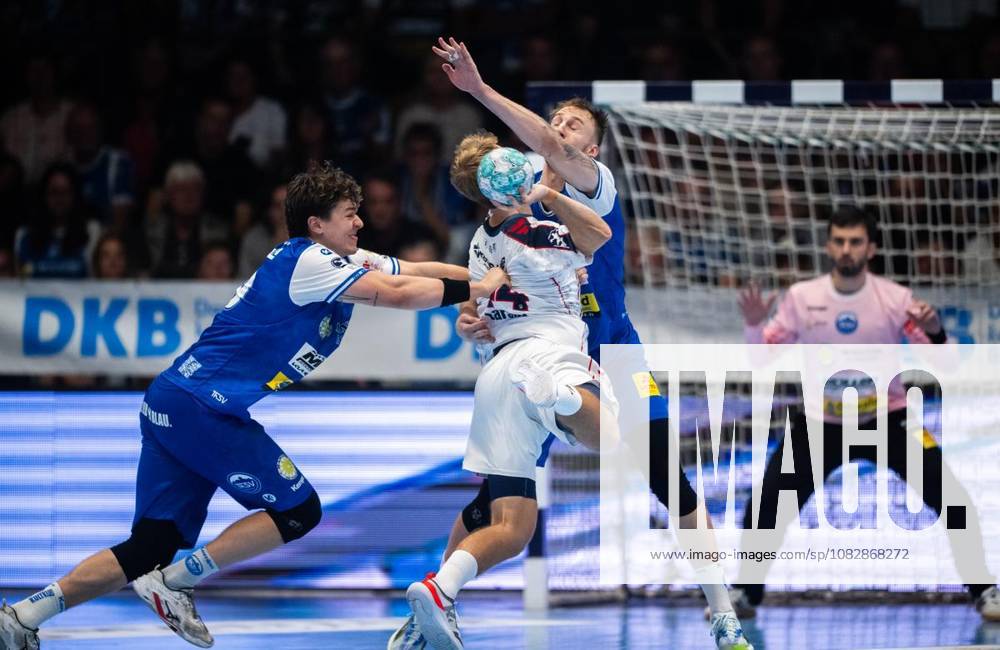 Handball Opel Handball 1. Bundesliga Saison 2026 - 2027 Werner Assmann Halle 4. Spieltag ThSV Eisenach - SG BBM Bietigheim im Foto: Tillman Leu 99 (ThSV Eisenach) und Dominik Solak 30 (ThSV Eisenach) stoppen Mathias Larson 44 (SG BBM Bietigheim) ( Deutschland Thueringen Eisenach