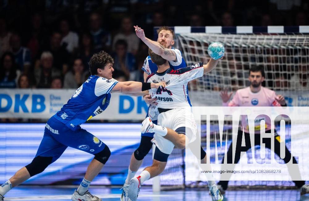Handball Opel Handball 1. Bundesliga Saison 2026 - 2027 Werner Assmann Halle 4. Spieltag ThSV Eisenach - SG BBM Bietigheim im Foto: Tillman Leu 99 (ThSV Eisenach) und Dominik Solak 30 (ThSV Eisenach) stoppen Mathias Larson 44 (SG BBM Bietigheim) ( Deutschland Thueringen Eisenach