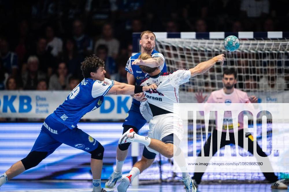 Handball Opel Handball 1. Bundesliga Saison 2026 - 2027 Werner Assmann Halle 4. Spieltag ThSV Eisenach - SG BBM Bietigheim im Foto: Tillman Leu 99 (ThSV Eisenach) und Dominik Solak 30 (ThSV Eisenach) stoppen Mathias Larson 44 (SG BBM Bietigheim) ( Deutschland Thueringen Eisenach