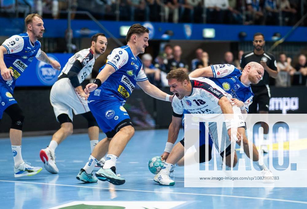 Handball Opel Handball 1. Bundesliga Saison 2026 - 2027 Werner Assmann Halle 4. Spieltag ThSV Eisenach - SG BBM Bietigheim im Foto:Peter Walz 14 (ThSV Eisenach) im Zweikampf mit Fabian Wiederstein 18 (SG BBM Bietigheim) ( Deutschland Thueringen Eisenach