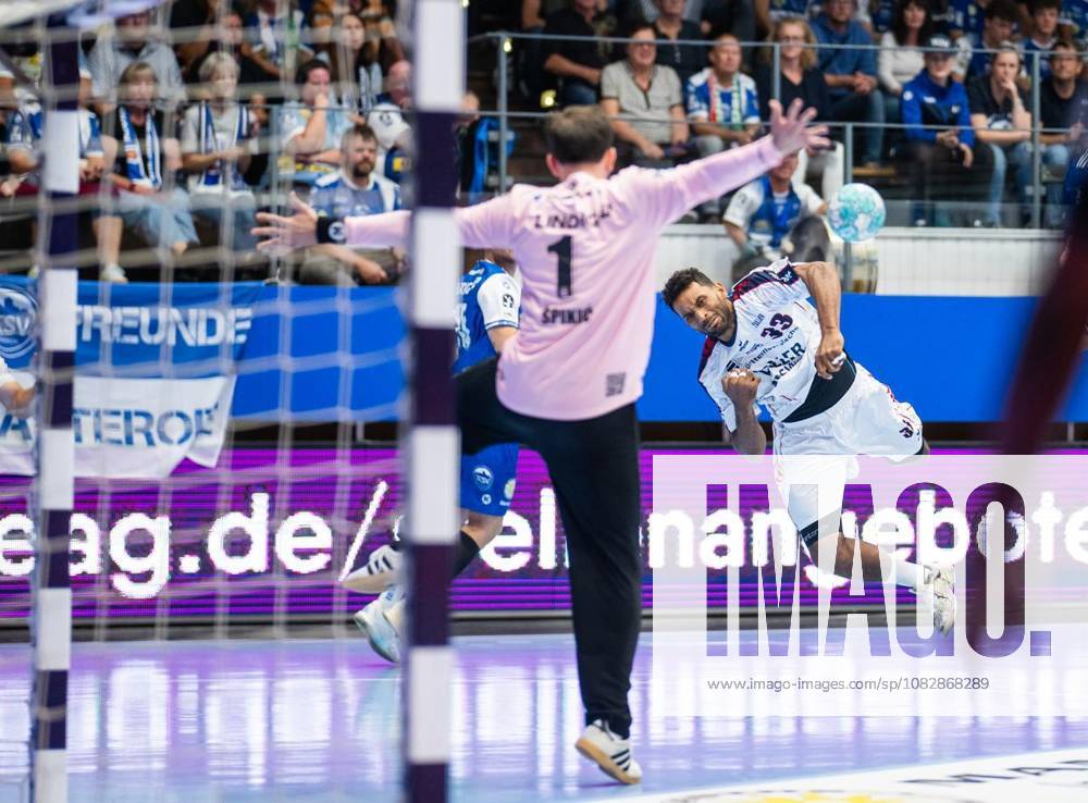 Handball Opel Handball 1. Bundesliga Saison 2026 - 2027 Werner Assmann Halle 4. Spieltag ThSV Eisenach - SG BBM Bietigheim im Foto: Torhüter Matija Spikic 1 (ThSV Eisenach) im Zweikampf mit Djibril MBengue 33 (SG BBM Bietigheim) ( Deutschland Thueringen Eisenach