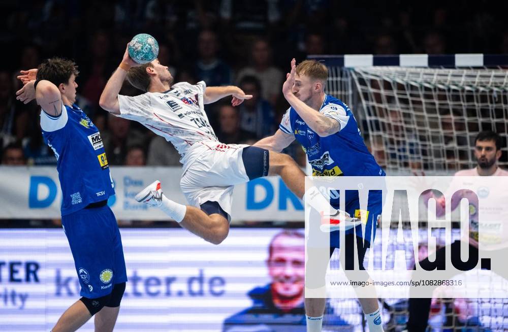 Handball Opel Handball 1. Bundesliga Saison 2026 - 2027 Werner Assmann Halle 4. Spieltag ThSV Eisenach - SG BBM Bietigheim im Foto: Tillman Leu 99 (ThSV Eisenach) und Dominik Solak 30 (ThSV Eisenach) stoppen Mathias Larson 44 (SG BBM Bietigheim) ( Deutschland Thueringen Eisenach