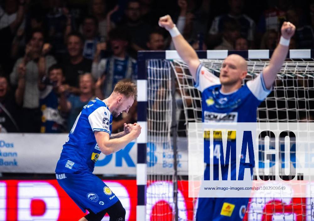 Handball Opel Handball 1. Bundesliga Saison 2026 - 2027 Werner Assmann Halle 4. Spieltag ThSV Eisenach - SG BBM Bietigheim im Foto: Dominik Solak 30 (ThSV Eisenach) und Peter Walz 14 (ThSV Eisenach) jubeln nach dem Schlusspfiff ( Deutschland Thueringen Eisenach