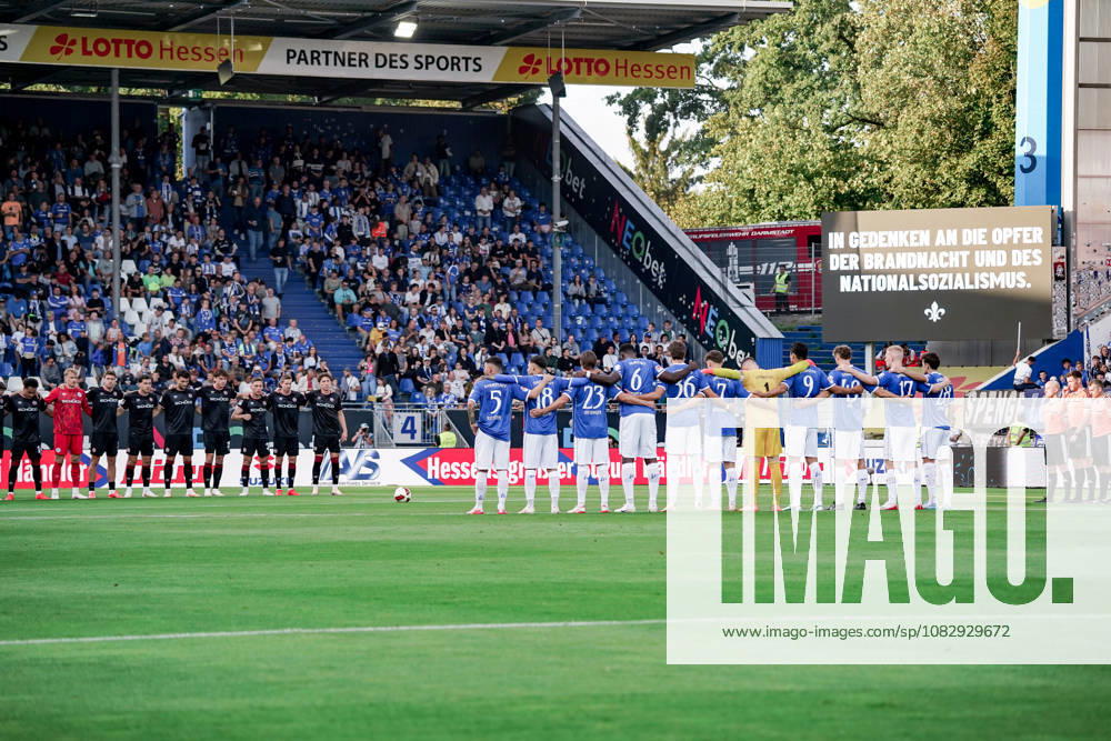 Deutschland: Fussball Saison 2026 2027 , 2. Bundesliga , 5. Spieltag , SV Darmstadt 98 vs. Arminia Bielefeld - Merck-Stadion am Böllenfalltor (Darmstadt) : Mannschaften bei Gedenkminute Darmstadt Merck-Stadion am Böllenfalltor Deutschland Germany