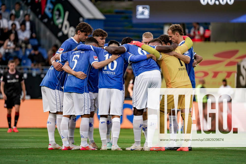 Deutschland: Fussball Saison 2026 2027 , 2. Bundesliga , 5. Spieltag , SV Darmstadt 98 vs. Arminia Bielefeld - Merck-Stadion am Böllenfalltor (Darmstadt) : Mannschaftskreis vor dem Spiel Darmstadt Merck-Stadion am Böllenfalltor Deutschland Germany