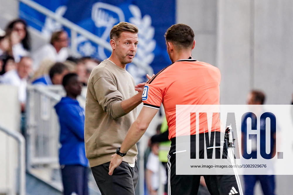 Deutschland: Fussball Saison 2026 2027 , 2. Bundesliga , 5. Spieltag , SV Darmstadt 98 vs. Arminia Bielefeld - Merck-Stadion am Böllenfalltor (Darmstadt) : Florian Kohfeldt (Trainer, SV Darmstadt 98) mit Schiedsrichter, Mimik, Gesichtsausdruck, Emotion Darmstadt Merck-Stadion am Böllenfalltor Deutschland Germany