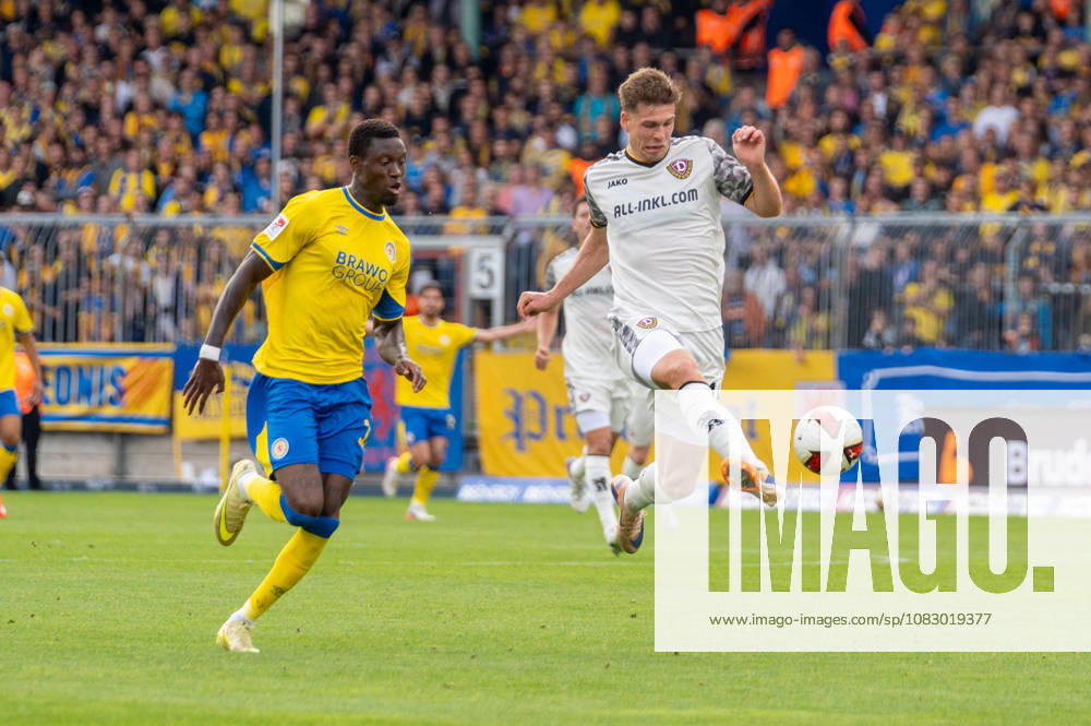 Deutschland: Fussball 2. Bundesliga, 5. Spieltag 2026 2027, Eintracht Braunschweig - Dynamo Dresden am 12.09.2026 in Braunschweig (Eintracht-Stadion): Zweikampf Aaron Opoku (Eintracht Braunschweig, 17) Alexander Rossipal (Dynamo Dresden, 19)
