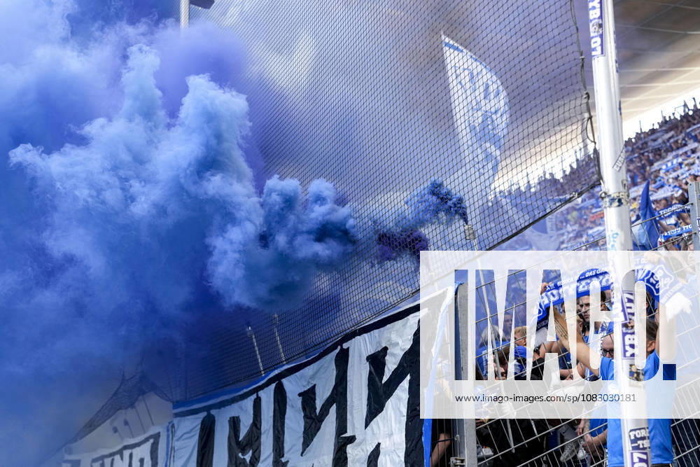 Die Fans der TSG 1899 Hoffenheim zünden in der Fankurve Pyrotechnik, Stimmung im Stadion, Atmosphäre, Pyro, Pyros, Ultras, Zuschauer, Fanblock, Chaoten, Bengalo, Bengalos, Feuerwerk, flare, 12.09.2026, Sinsheim (Deutschland), Fussball, Bundesliga, TSG 1899 Hoffenheim - VfB Stuttgart, DFB DFL REGULATIONS PROHIBIT ANY USE OF PHOTOGRAPHS AS IMAGE SEQUENCES AND OR QUASI-VIDEO.
