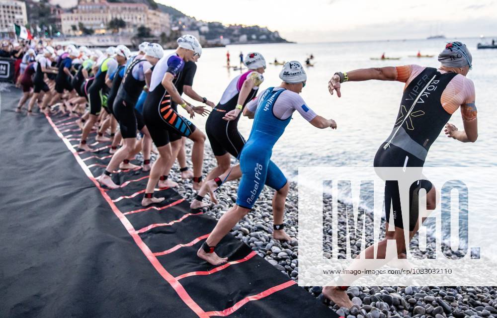 2026 IRONMAN 70.3 Weltmeisterschaft Nizza - swimstart Athleten beim Wettkampf der VinFast IRONMAN 70.3 Weltmeisterschaft 2026 in Nizza, Frankreich. Nizza Promenade des Anglais Alpes-Maritimes Provence-Alpes-Côte d Azur France