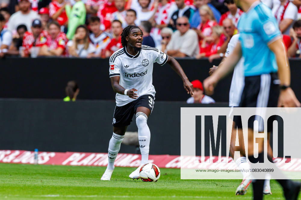 Lilian Brassier (Eintracht Frankfurt, 3) controls the ball during the Bundesliga match between 1. FSV Mainz 05 vs. Eintracht Frankfurt at MEWA Arena on matchday 3 of the 1. Bundesliga on September 12, 2026 in Mainz, Germany. DFL REGULATIONS PROHIBIT ANY USE OF PHOTOGRAPHS AS IMAGE SEQUENCES AND OR QUASI-VIDEO. Rhineland-Palatinate Germany