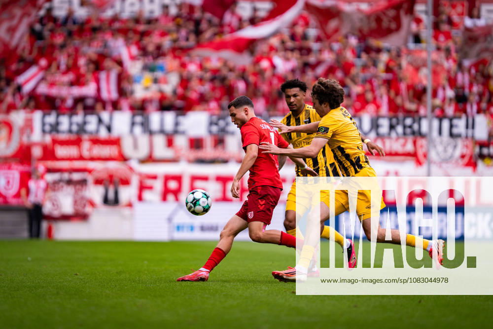 Oscar Schoenfelder (SSV Jahn Regensburg, 07) gegen Joel da Silva Kiala (Alemannia Aachen, 37) und Louis Köster (Alemannia Aachen, 08) TSV Alemannia Aachen vs. SSV Jahn Regensburg, Fussball, 3. Liga, 5. Spieltag, Saison 2026 2027, 12.09.2026 DFB REGULATIONS PROHIBIT ANY USE OF PHOTOGRAPHS AS IMAGE SEQUENCES AND OR QUASI-VIDEO TSV Alemannia Aachen vs. SSV Jahn Regensburg, Fussball, 3. Liga, 5. Spieltag, Saison 2026 2027, 12.09.2026 Aachen