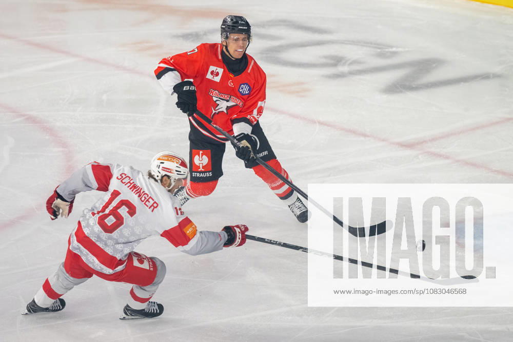 Zweikampf zwischen Simeon Schwinger (EC-KAC, 16) und Jan Luca Sennhenn (Koelner Haie, 17). Koelner Haie vs. EC KAC, Eishockey, CHL, 04. Spieltag, Saison 2026 2027, 12.09.2026 Koelner Haie vs. EC KAC, Eishockey, CHL, 04. Spieltag, Saison 2026 2027, 12.09.2026 Krefeld