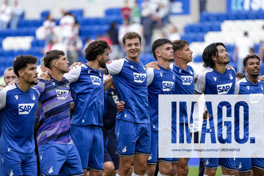 Spieler der TSG 1899 Hoffenheim, Jubel nach dem Schlusspfiff, Freude über den Sieg, Sieger, Gewinner, jubelt, jubeln, fröhlich, positiv, freut sich, freuen, optimistisch, Highlight, Action, Aktion, 12.09.2026, Sinsheim (Deutschland), Fussball, Bundesliga, TSG 1899 Hoffenheim - VfB Stuttgart, DFB DFL REGULATIONS PROHIBIT ANY USE OF PHOTOGRAPHS AS IMAGE SEQUENCES AND OR QUASI-VIDEO.