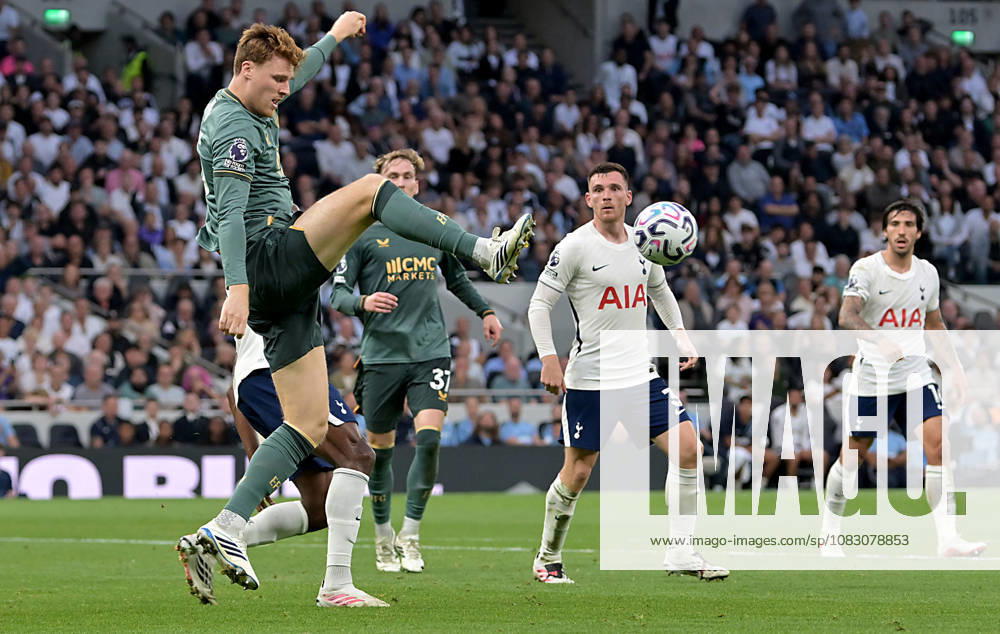 Tottenham Hotspur V Everton. Premier League. Jake O Brien (Everton) clears during the Tottenham Hotspur V Everton Premier League match at the Tottenham Hotspur Stadium, London. This Image is for . Licence required from the Football DataCo for any other use. Tottenham Tottenham Hotspur Stadium UK