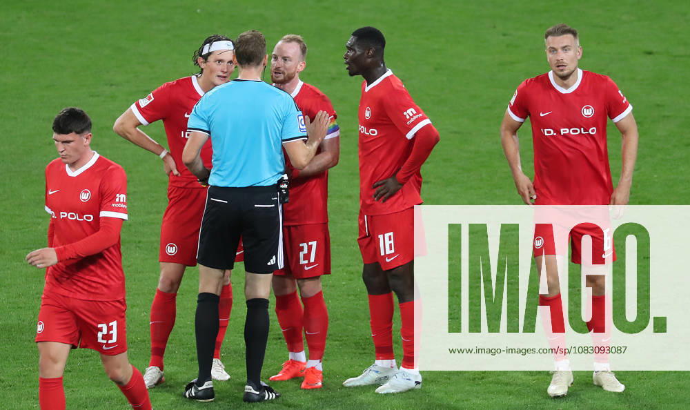 Fabian Reese (VfL Wolfsburg) und Maximilian Arnold (VfL Wolfsburg) reklamieren bei Schiedsrichter Soeren Storks das Tor Fussball, 2.Liga, Saison 2026-2027, Herren, FC St.Pauli gegen VfL Wolfsburg, 1-0 DFL REGULATIONS PROHIBIT ANY USE OF PHOTOGRAPHS AS IMAGE SEQUENCES AND OR QUASI-VIDEO.