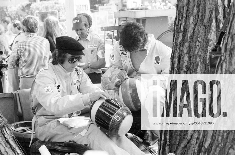 Jackie Stewart (Schottland, li.) und sein Teamkollege Francois Cevert (Frankreich Tyrrell Ford) putzen ihre Visiere