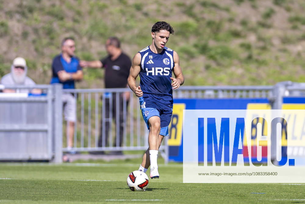 Fussball, Training des FC Schalke 04. Soufiane El-Faouzi (FC Schalke 04). Gelsenkirchen Trainingsgelände FC Schalke 04 NRW Deutschland xRHR-FOTO YYx