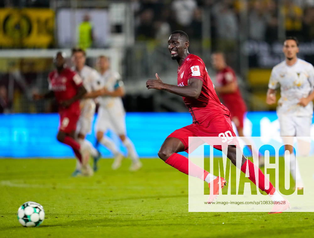 Tarsis Bonga (FC Wuerzburger Kickers, 30) am Ball. GER, FC Wuerzburger Kickers vs TSV Alemannia Aachen, 3. Liga, 6. Spieltag, Saison 2026-27, AKON Arena, Wuerzburg, 15.09.2026 Wuerzburger Kickers vs Alemannia Aachen, 3. Liga, 6. Spieltag, Saison 2026-27, 15.09.2026 Wuerzburg