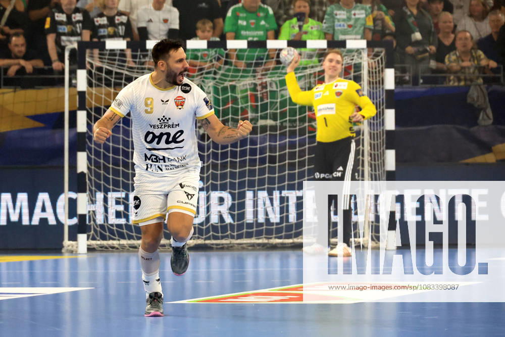 GER Deutschland, Handball, EHF Champions League, 16.09.2026, Saison 2026 2027, Berlin, Fuechse Berlin vs Veszprem HC Lasse Ludwig ( Fuechse Berlin 1 ), 7m von Hugo Descat ( Veszprem 9 ), nordphoto GmbH Engler Berlin Max-Schmeling-Halle Berlin Deutschland