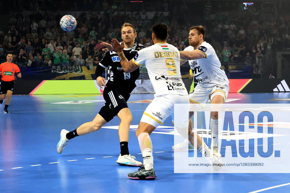 GER Deutschland, Handball, EHF Champions League, 16.09.2026, Saison 2026 2027, Berlin, Fuechse Berlin vs Veszprem HC Mathias Gidsel ( Fuechse Berlin 19 ), Hugo Descat ( Veszprem 9 ), Dragan Pechmalbec ( Veszprem 46 ) nordphoto GmbH Engler Berlin Max-Schmeling-Halle Berlin Deutschland