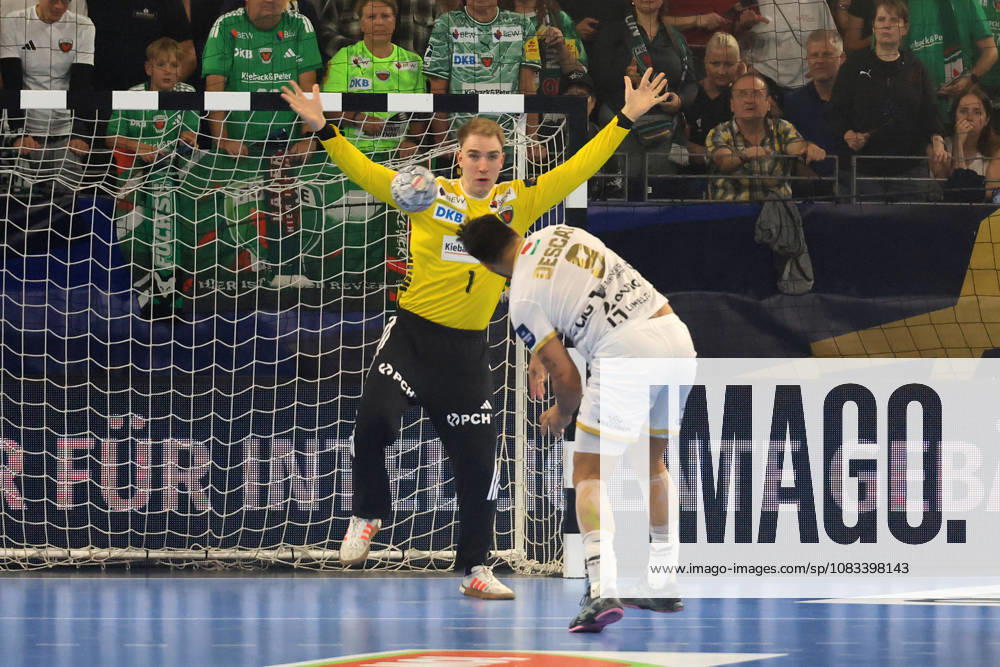 GER Deutschland, Handball, EHF Champions League, 16.09.2026, Saison 2026 2027, Berlin, Fuechse Berlin vs Veszprem HC Lasse Ludwig ( Fuechse Berlin 1 ), 7m von Hugo Descat ( Veszprem 9 ), nordphoto GmbH Engler Berlin Max-Schmeling-Halle Berlin Deutschland