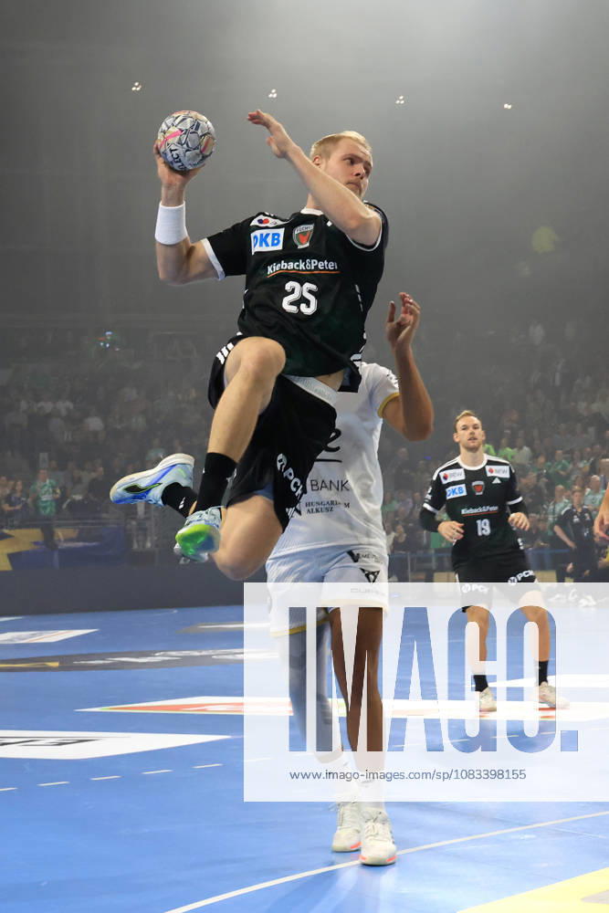 GER Deutschland, Handball, EHF Champions League, 16.09.2026, Saison 2026 2027, Berlin, Fuechse Berlin vs Veszprem HC Matthes Langhoff ( Fuechse Berlin 25 ), Ahmed Hesham ( Veszprem 15 ) nordphoto GmbH Engler Berlin Max-Schmeling-Halle Berlin Deutschland
