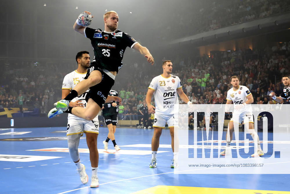GER Deutschland, Handball, EHF Champions League, 16.09.2026, Saison 2026 2027, Berlin, Fuechse Berlin vs Veszprem HC Matthes Langhoff ( Fuechse Berlin 25 ), Ahmed Hesham ( Veszprem 15 ), LIGETVARI PATRIK ( Veszprem 23 ) nordphoto GmbH Engler Berlin Max-Schmeling-Halle Berlin Deutschland