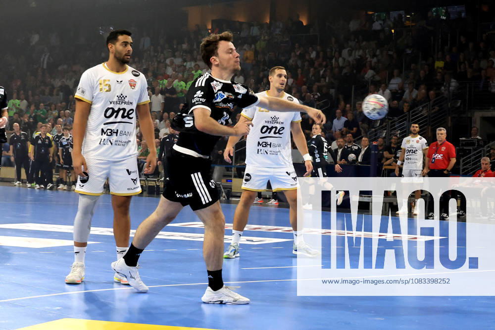 GER Deutschland, Handball, EHF Champions League, 16.09.2026, Saison 2026 2027, Berlin, Fuechse Berlin vs Veszprem HC Hakun West av Teigum ( Fuechse Berlin 34 ), Ahmed Hesham ( Veszprem 15 ) nordphoto GmbH Engler Berlin Max-Schmeling-Halle Berlin Deutschland