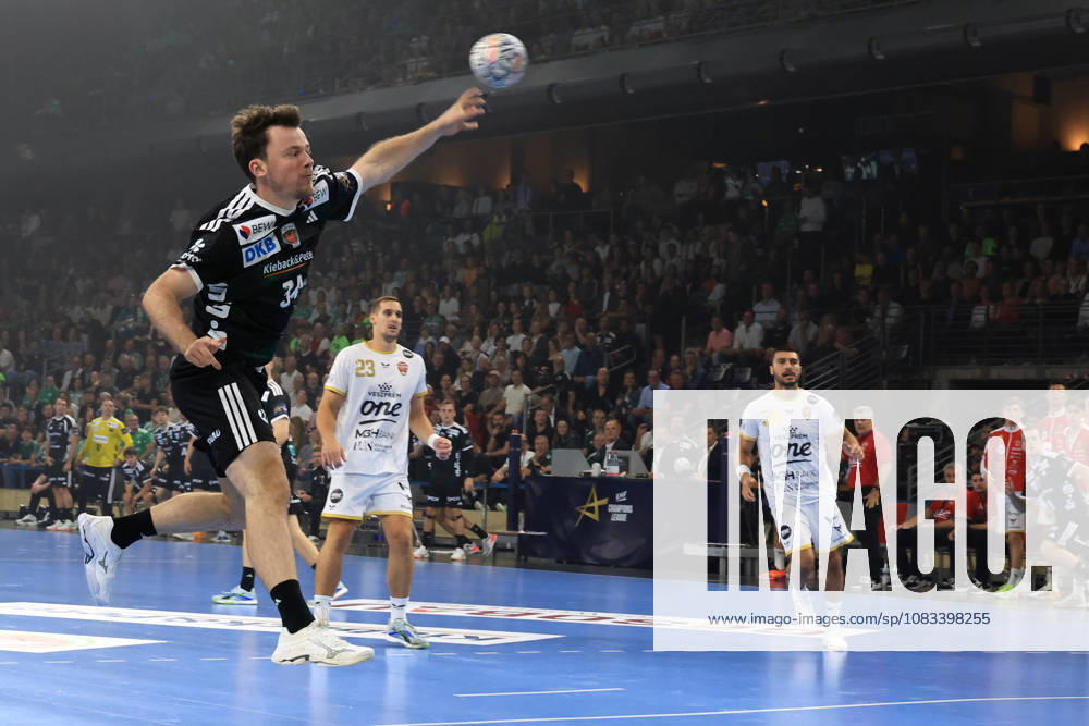 GER Deutschland, Handball, EHF Champions League, 16.09.2026, Saison 2026 2027, Berlin, Fuechse Berlin vs Veszprem HC Hakun West av Teigum ( Fuechse Berlin 34 ), LIGETVARI PATRIK ( Veszprem 23 ) nordphoto GmbH Engler Berlin Max-Schmeling-Halle Berlin Deutschland