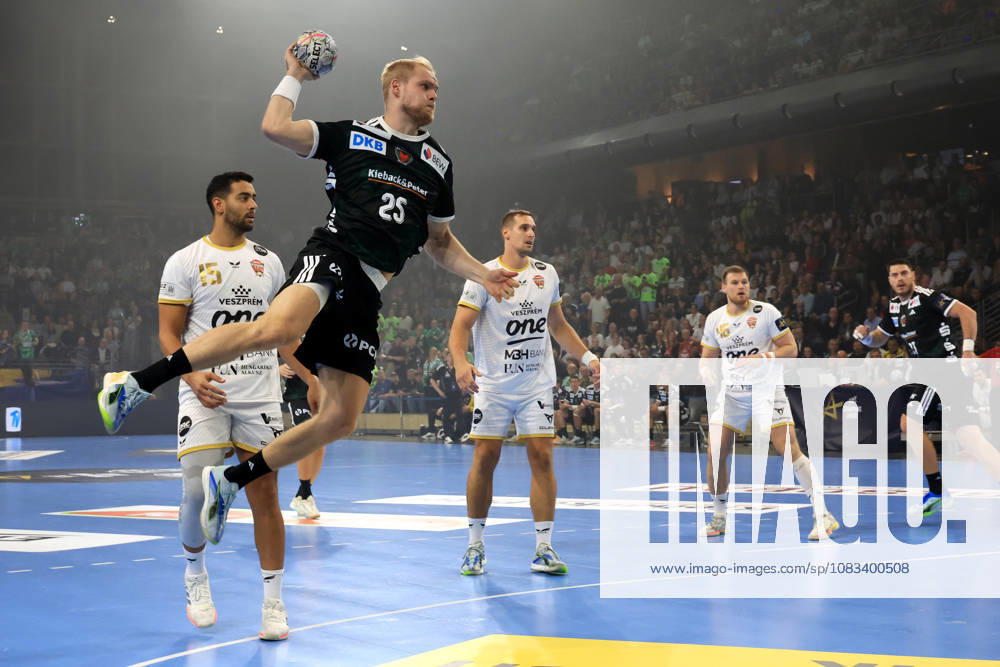 GER Deutschland, Handball, EHF Champions League, 16.09.2026, Saison 2026 2027, Berlin, Fuechse Berlin vs Veszprem HC Matthes Langhoff ( Fuechse Berlin 25 ), Ahmed Hesham ( Veszprem 15 ), LIGETVARI PATRIK ( Veszprem 23 ) nordphoto GmbH Engler Berlin Max-Schmeling-Halle Berlin Deutschland