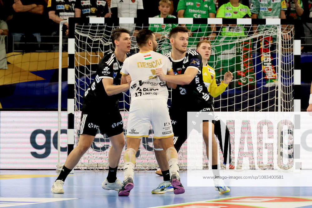 GER Deutschland, Handball, EHF Champions League, 16.09.2026, Saison 2026 2027, Berlin, Fuechse Berlin vs Veszprem HC Simak, Frederik ( Fuechse Berlin 9 ), Aitor Arino ( Fuechse Berlin 14 ), Hugo Descat ( Veszprem 9 ) nordphoto GmbH Engler Berlin Max-Schmeling-Halle Berlin Deutschland