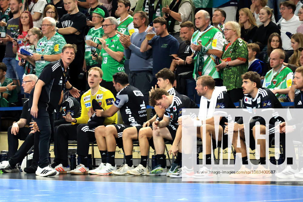GER Deutschland, Handball, EHF Champions League, 16.09.2026, Saison 2026 2027, Berlin, Fuechse Berlin vs Veszprem HC Cheftrainer Nicolej Krickau ( Fuechse Berlin ), Lasse Ludwig ( Fuechse Berlin 1 ), Spielerbank nordphoto GmbH Engler Berlin Max-Schmeling-Halle Berlin Deutschland