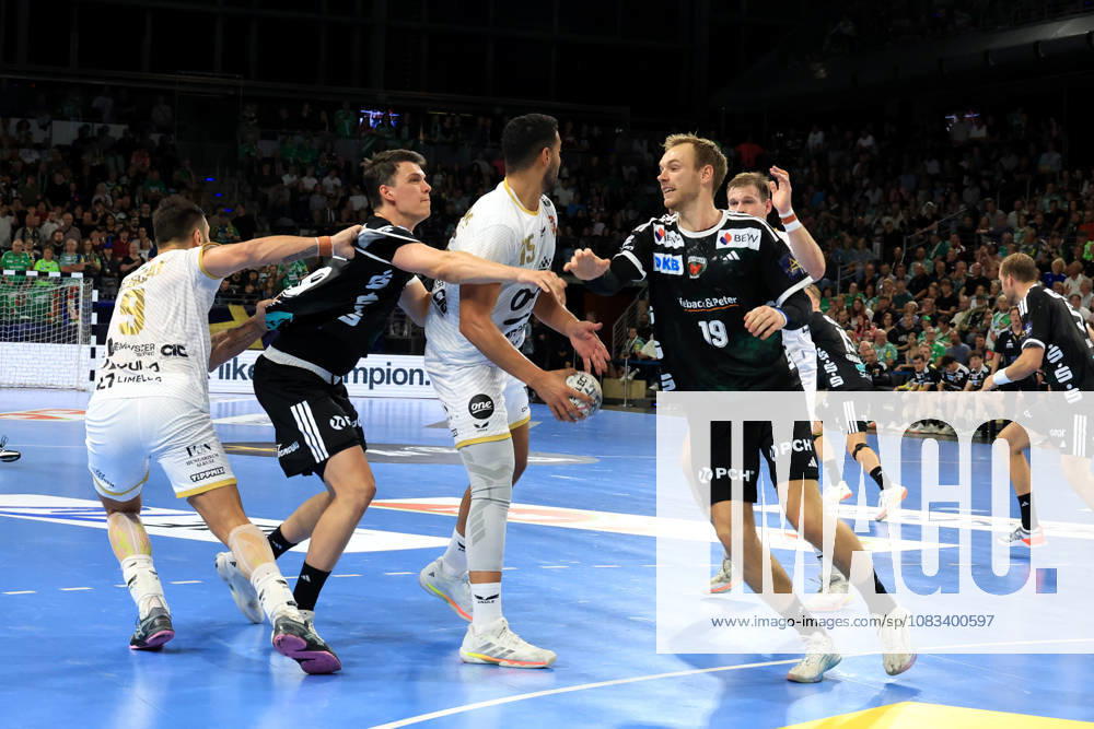 GER Deutschland, Handball, EHF Champions League, 16.09.2026, Saison 2026 2027, Berlin, Fuechse Berlin vs Veszprem HC Mathias Gidsel ( Fuechse Berlin 19 ), Simak, Frederik ( Fuechse Berlin 9 ), Hugo Descat ( Veszprem 9 ), Ahmed Hesham ( Veszprem 15 ) nordphoto GmbH Engler Berlin Max-Schmeling-Halle Berlin Deutschland