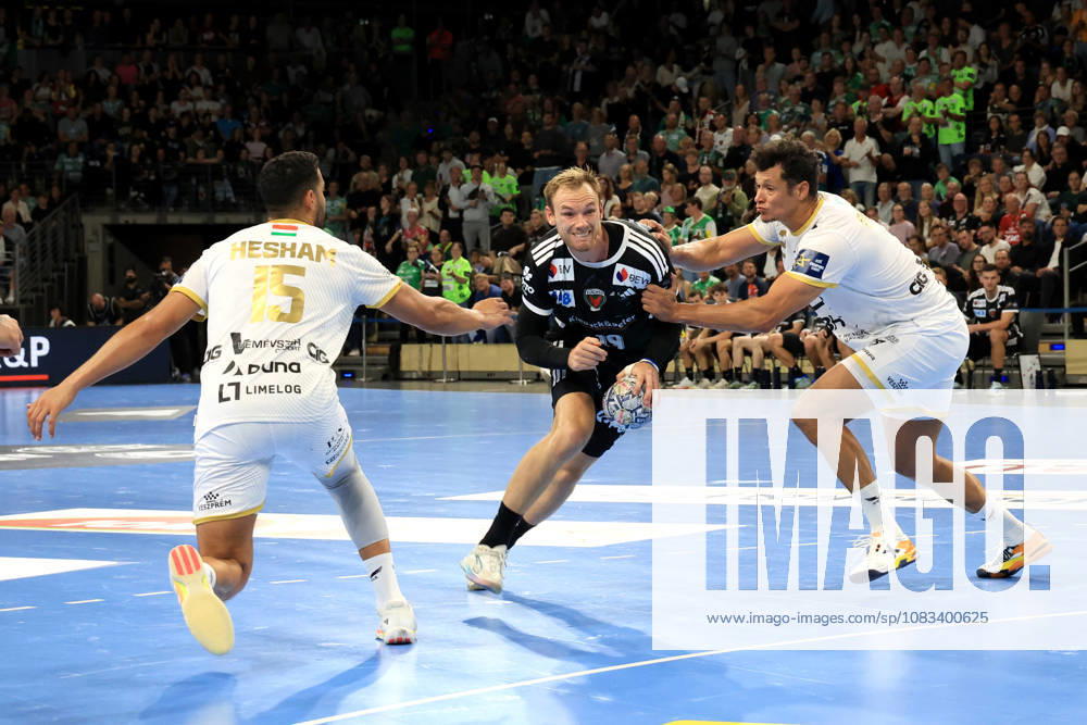 GER Deutschland, Handball, EHF Champions League, 16.09.2026, Saison 2026 2027, Berlin, Fuechse Berlin vs Veszprem HC Mathias Gidsel ( Fuechse Berlin 19 ), Ahmed Hesham ( Veszprem 15 ), Thiagus Petrus ( Veszprem 2 ) nordphoto GmbH Engler Berlin Max-Schmeling-Halle Berlin Deutschland