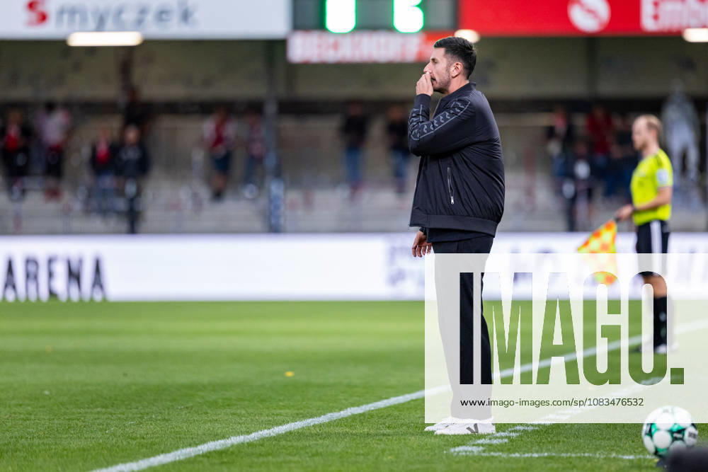 Orest Shala (Cheftrainer) reagiert GER, SC Verl vs. FC Wuerzburger Kickers, Fussball, 3. Liga, 7. Spieltag, Spielzeit 2026 2027, 18.09.2026 DFL Regulations prohibit any use of photographers as image sequences and or quasi-video. GER, SC Verl vs. FC Wuerzburger Kickers, Fussball, 3. Liga, 7. Spieltag, Spielzeit 2026 2027, 18.09.2026 Verl