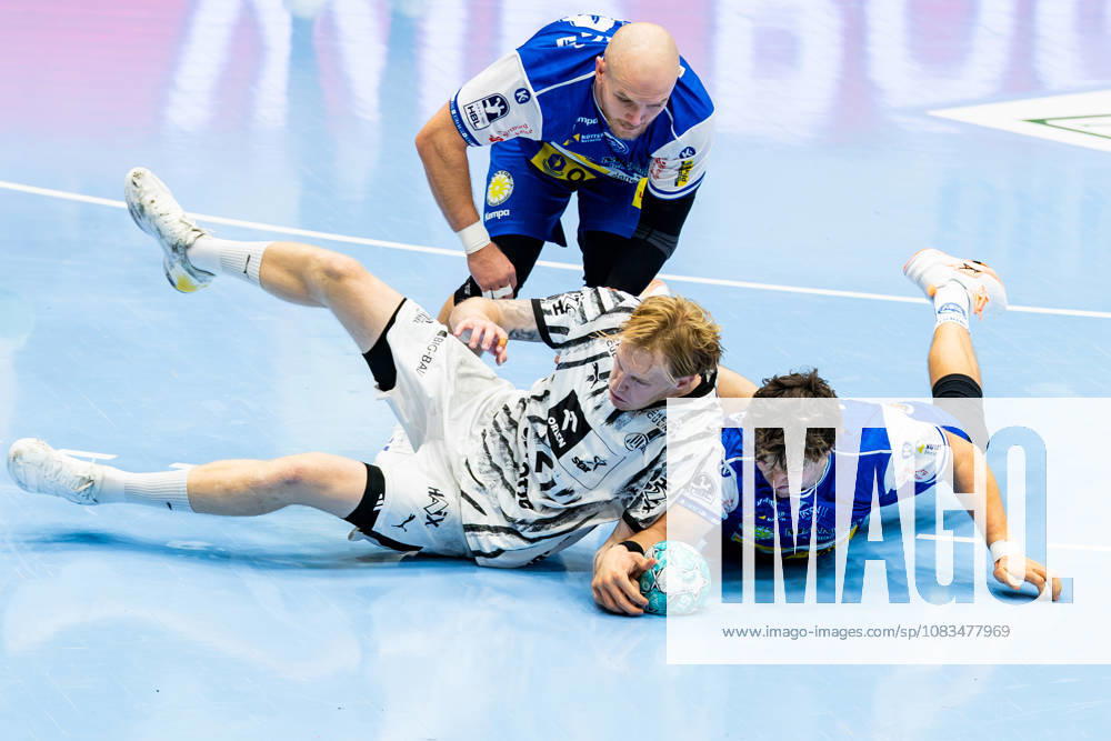 GER, Handball, Maenner, Saison 26 27, Opel 1.Bl, 5.Spieltag, ThSV Eisenach - THW Kiel Eric Johansson (THW Kiel), Peter Walz (ThSV Eisenach,14), Tillman Leu (ThSV Eisenach,99) 99817 Eisenach Werner-Assmann-Halle Am Sportpark Thueringen Deutschland