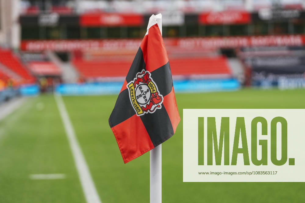 Fussball 1.Bundesliga, Bayer 04 Leverkusen - RB Leipzig v.l. Eckfahne mit Bayer 04 Leverkusen Wappen Leverkusen